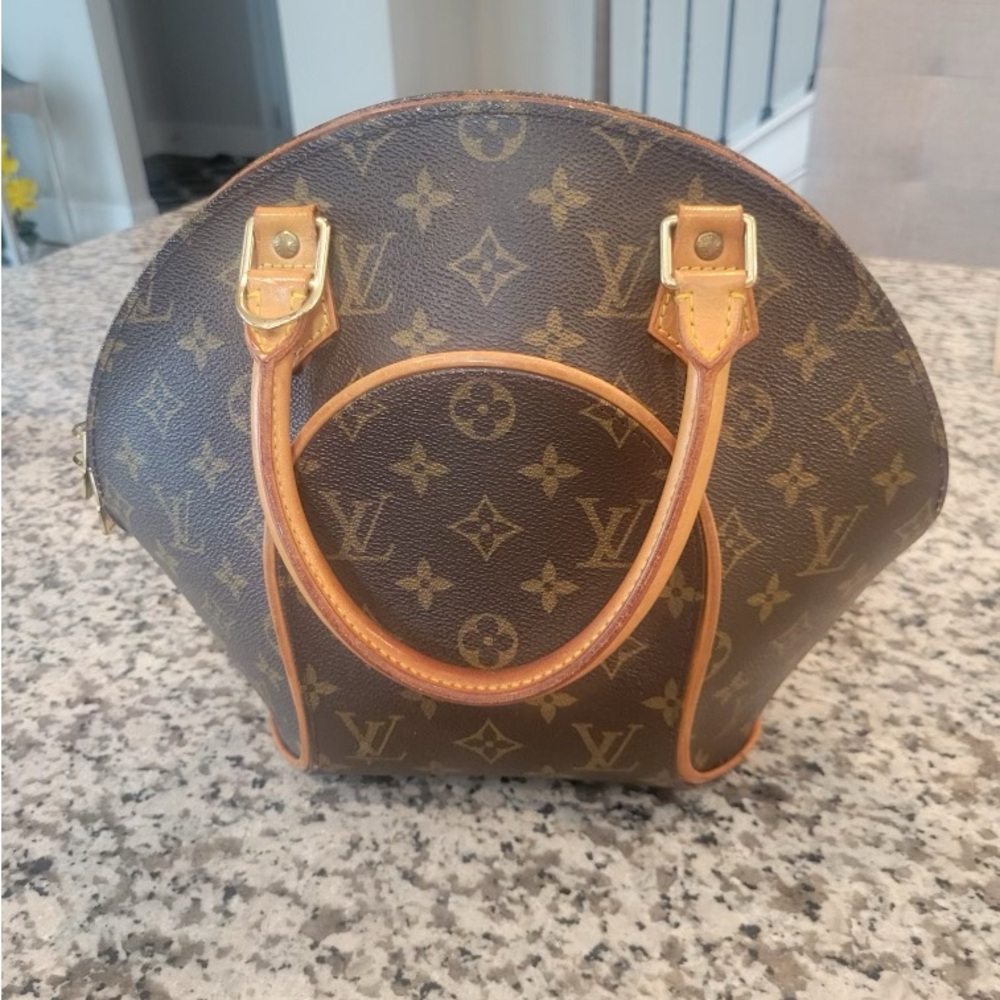 NEW - Authentic Louis Vuitton Ellipse - MM